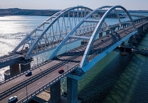 Вандализм или символ любви: Крымский мост облюбовали молодожены