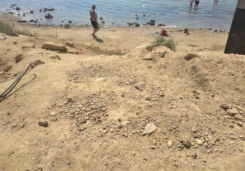 Соцсети: Туристов шокировала помойка на лечебном крымском озере ФОТО