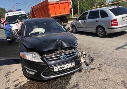 В Крыму в ДТП у легковушки оторвало колесо