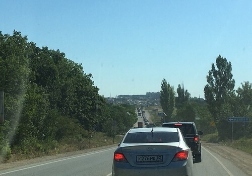 Весь покрытый пробками, абсолютно весь: на каких дорогах Крыма образовались заторы