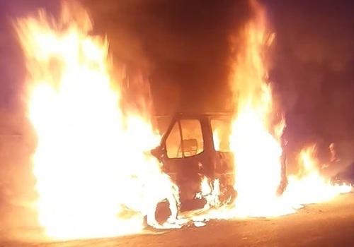 На крымской трассе дотла сгорел микроавтобус