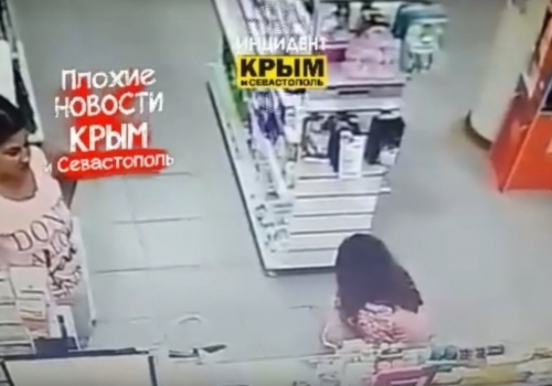 Соцсети: в Симферополе девушка справила нужду в зале аптеки