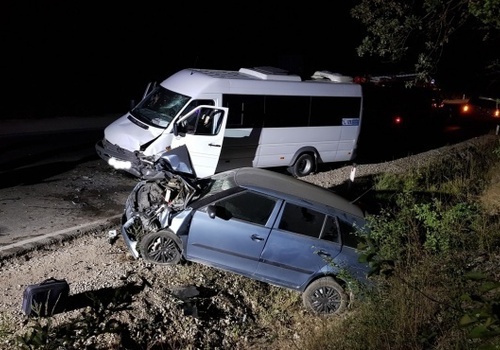 В районе Грушевки в ДТП с микроавтобусом пострадал водитель легковушки