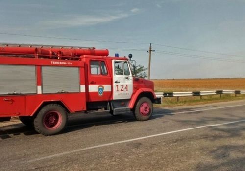 В Крыму от горящей "Газели" огонь перешел на поле ФОТО