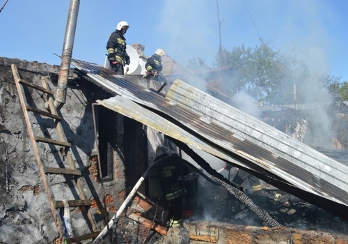 В Севастополе на улице Сладкова горел дом: пострадала женщина