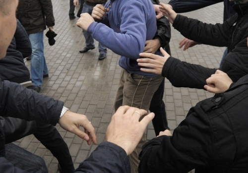 В Севастополе подростки напали на мужчину, избили его и обокрали