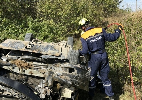 Автомобиль с женщиной и грудным ребёнком упал с обрыва в Крыму