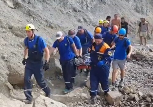 В Судаке турист сорвался со скалы на горе Меганом ВИДЕО