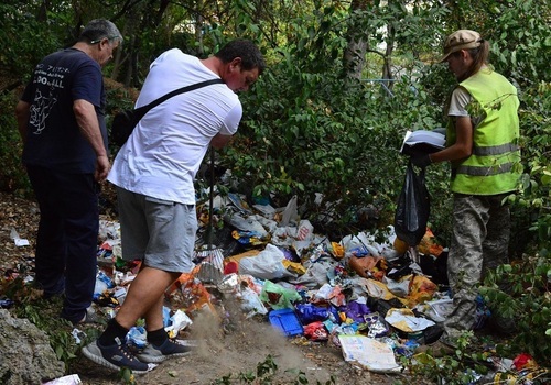 СМИ: На Солнечной тропе Ялты целенаправленно складируют мусор целыми пакетами