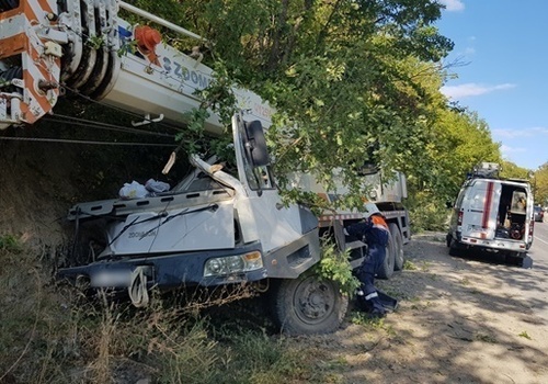 В Крыму автокран на скорости вылетел с дороги – двое пострадали ФОТО