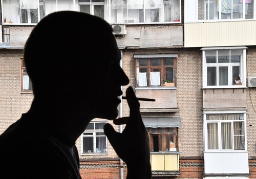 Россиянам запретили курить, зажигать свечи и готовить шашлыки на балконах