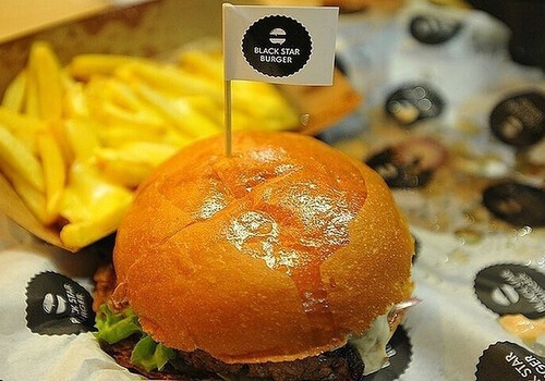 Сочные, мощные: В Крыму ждут открытие Black star burger