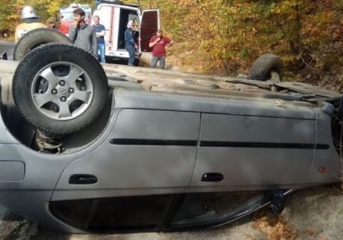 В Крыму автомобиль с пятью людьми перевернулся на крышу ФОТО