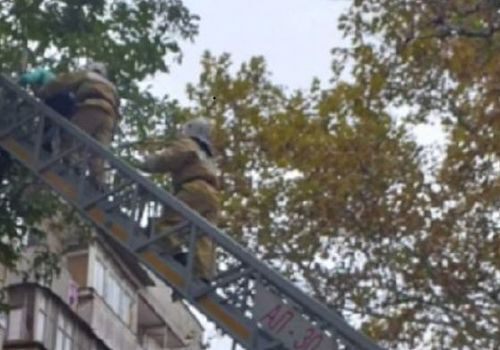 Крымские спасатели снимали женщину с козырька верхнего балкона пятиэтажки ФОТО