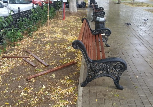 В Севастополе сломали шесть скамеек на площади Захарова ФОТО