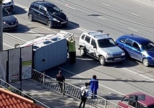 В столице Крыма перевернулась машина скорой помощи