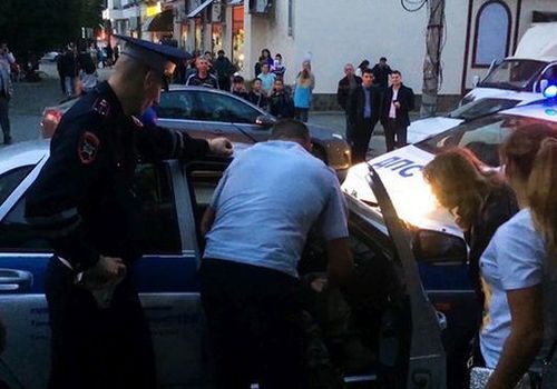 Пьяный водитель напал на полицейского в Симферополе ВИДЕО