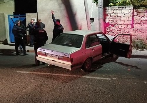 В Евпатории угонщик «прокатил» полицейского на двери авто и врезался в столб