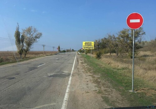 На севере Крыма неизвестные закрыли дорогу к границе с Украиной ФОТО