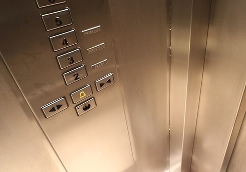 В Севастополе запустили лифты после капремонта без необходимых документов