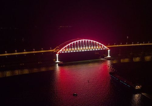 На Крымском мосту протестировали подсветку. Он будет подсвечен в цветах триколора