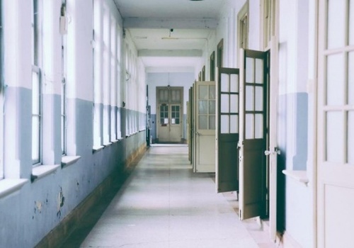 «Держали в страхе весь класс»: в крымской школе произошла драка с серьезными последствиями