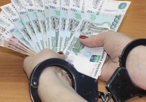 Севастопольская чиновница "выдала" себе 400 тысяч премиальных за "высокие результаты работы"