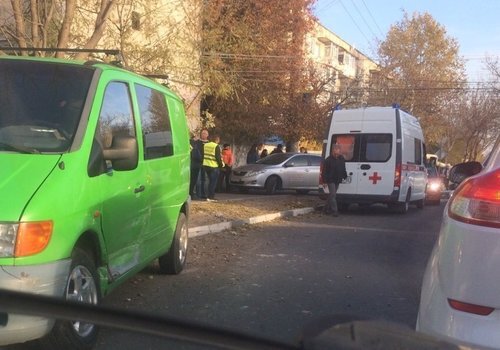 В Симферополе автомобиль вылетел на тротуар и сбил убиравшего листья дворника