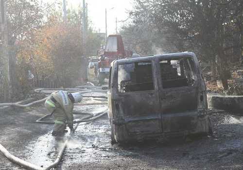 Гараж, дом и два микроавтобуса сгорели в частном секторе Севастополя ФОТО