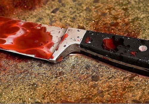 Двое в полиции, один в больнице: жительница Крыма пырнула ножом знакомого