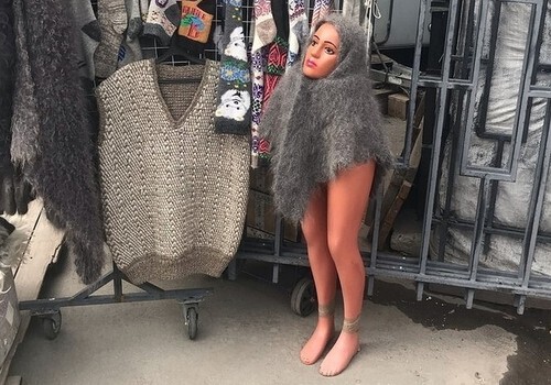Ноги от ушей: Пластиковая девушка без тела интригует модниц Крыма ФОТО