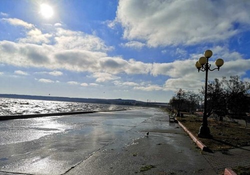 Шторм в Крыму: в Керчи море вышло из берегов и затопило набережную ФОТО, ВИДЕО
