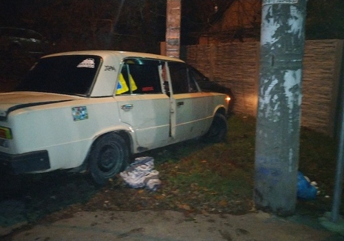 «Перевёртыш», автомобили в столбах и ограждениях: ночью в Крыму произошла череда серьезных ДТП