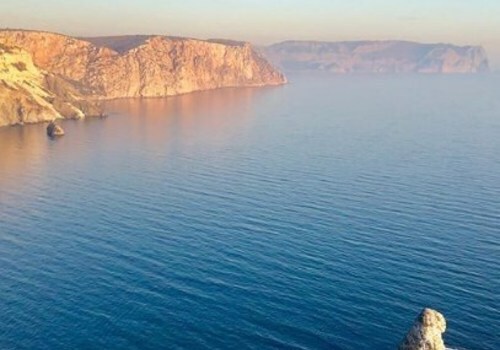 Озеро-сердце, каменный корабль и "Италия": зимние фото Крыма из Сети
