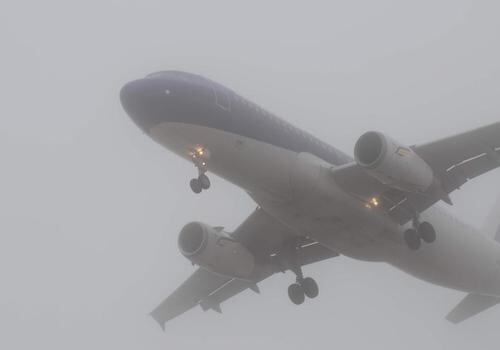 Пять самолетов сели на запасных аэродромах из-за тумана в Крыму