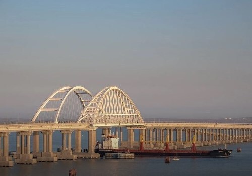 Президент России Владимир Путин лично проедет на поезде по Крымскому мосту