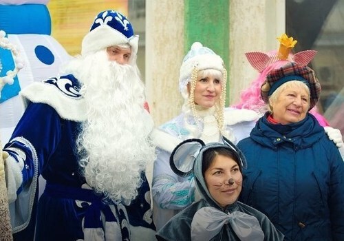 На главной улице Евпатории прошло шествие Дедов Морозов и Снегурочек ФОТО
