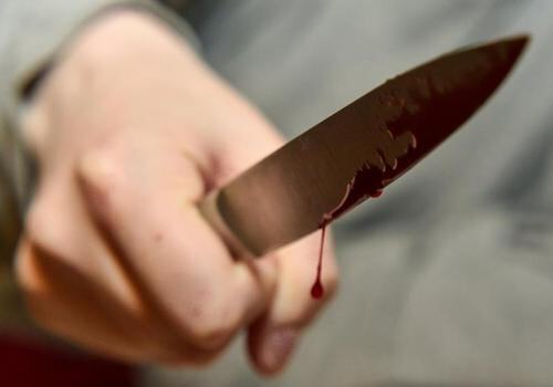 Судимый за убийство мужчина ударил лифтера ножом в живот в севастопольской многоэтажке