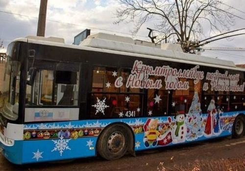 В городах Крыма с 27 декабря будут курсировать новогодние троллейбусы