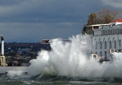 Сильные дожди и шквальный ветер: На Крым обрушится буря