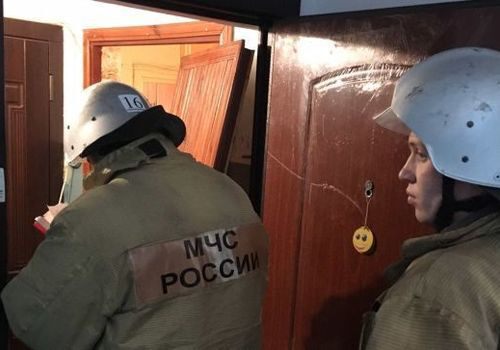 Крымские спасатели ломали дверь: в квартире оказались заперты двое малышей