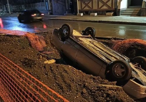 В Крыму машина кувыркнулась в разрытую на дороге яму ФОТО