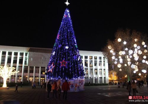 На набережной Ялты торжественно включили новогоднюю иллюминацию