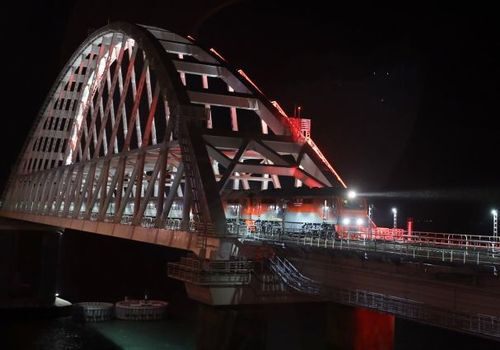 Первый пассажирский поезд пересек Крымский мост ВИДЕО