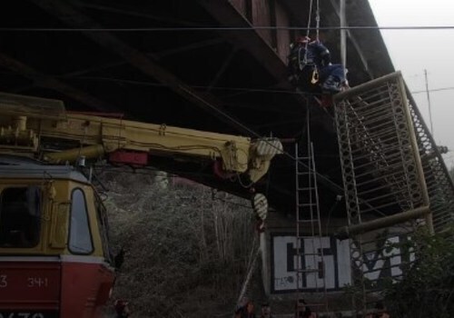 В Севастополе начали проверку после того, как часть моста упала на ж/д пути