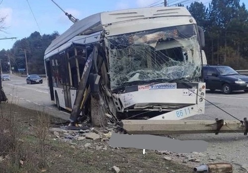 Разбитые стёкла и снесённая дверь - троллейбус Алушта-Ялта врезался в столб ВИДЕО