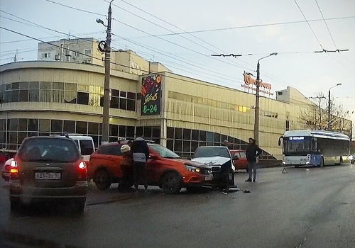 В Севастополе возле «Апельсина» столкнулись два автомобиля ФОТО