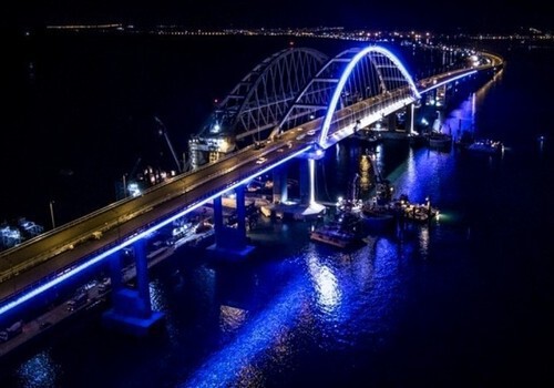 Очевидцы рассказали об огненных шарах над Крымским мостом