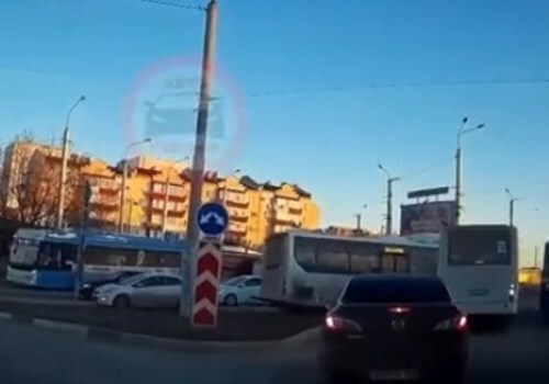В Севастополе автобус задним ходом «сбежал» от водителя ВИДЕО