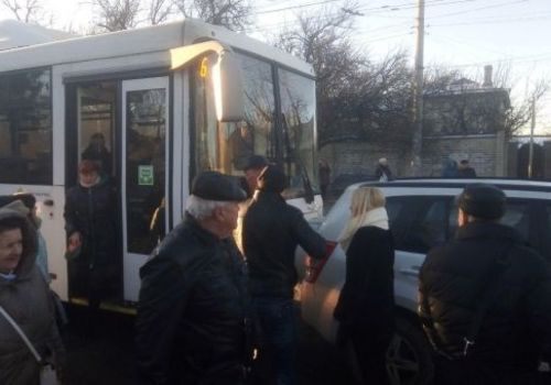 В Симферополе автобус с пассажирами врезался в иномарку